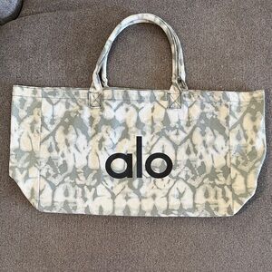 Alo Yoga Tie Dye Shopper Tote Bag Grey & White Tie Die Pattern 100% Cotton NWOT